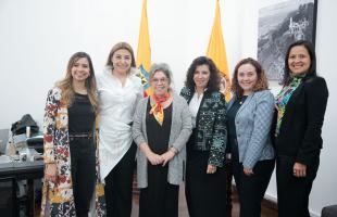 De izquierda a derecha: Marcela Rodríguez Cuéllar, directora de Paz y Reconciliación de la Alta Consejería de Paz, Víctimas y Reconciliación; Ivonne González Rodríguez, Alta Consejera de Paz, Víctimas y Reconciliación; María Clemencia Pérez, secretaria general de la Alcaldía Mayor de Bogotá; Yaneth Suárez, subsecretaria corporativa; Diana Marcela Velasco, subsecretaria de Servicio a la Ciudadanía; y Gloria Patricia Rincón, subsecretaria distrital de Fortalecimie