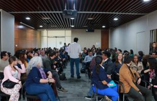 Primera reunión con el equipo de funcionarios de la Alta Consejería para conocer de cerca sus perfiles profesionales y trabajo en territorios, y presentar los propósitos de la nueva administración.